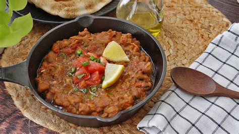  Foul Medames: A Symphony of Creamy Beans and Tangy Aromatics Will Dance on Your Taste Buds