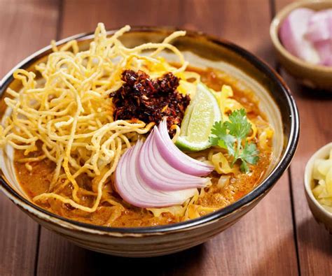 Khao Soi! A Creamy Coconut Curry Noodle Soup That Will Transport You Straight to Chiang Mai's Bustling Streets