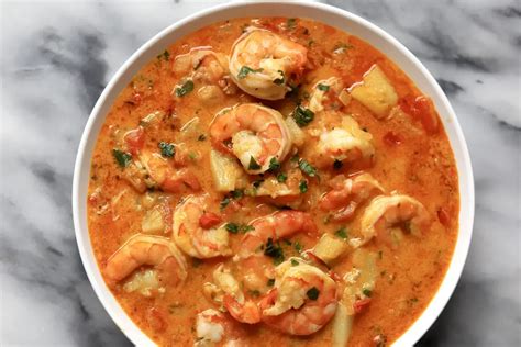 Moqueca de Camarão – A Flavorful Medley Bursting with Aromatic Herbs and Creamy Coconut Milk