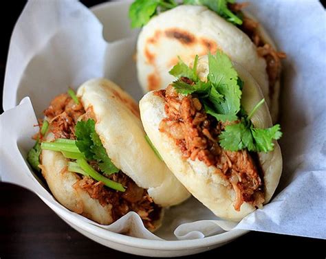 Rou Jia Mo: Savory Pork Belly and Spicy Chili Paste Combine to Create a Xi’an Street Food Sensation!