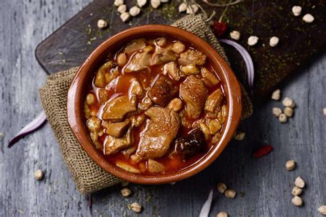 Callos a la Madrileña: A Hearty Symphony of Offal Delights and Creamy Paprika Embrace!