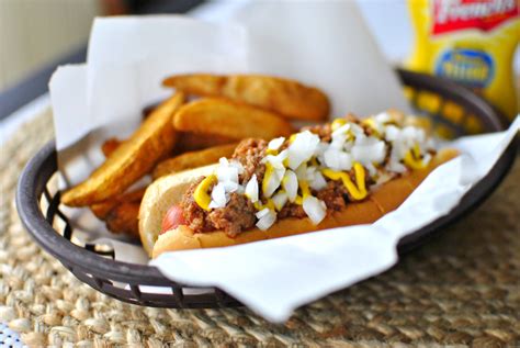 Detroit-Style Coney Dog: A Savory Symphony of Chili and Creamy Mustard Harmony!