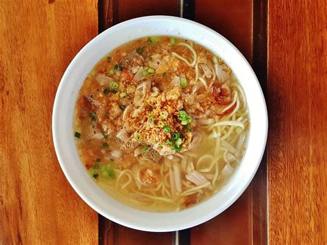 La Paz Batchoy: A Comforting Harmony of Pork and Noodles that Transports You to Iloilo City's Culinary Heart!