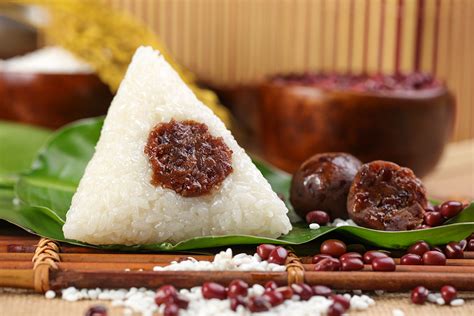  Three-Colored Rice Dumplings:  Can You Decipher the Harmonious Blend of Sweet Bean Paste and Savory Pork Belly?